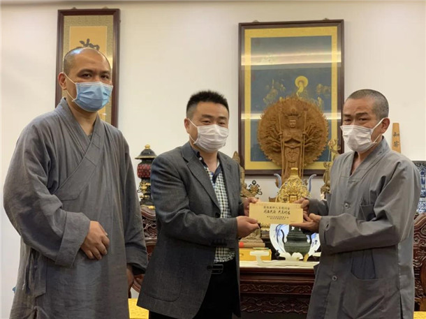 咸宁市咸安区民宗局与佛教协会发放全区教众慰问金，疫情期间总捐助逾200万元