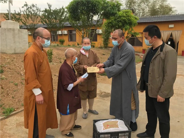 咸宁市咸安区民宗局与佛教协会发放全区教众慰问金，疫情期间总捐助逾200万元