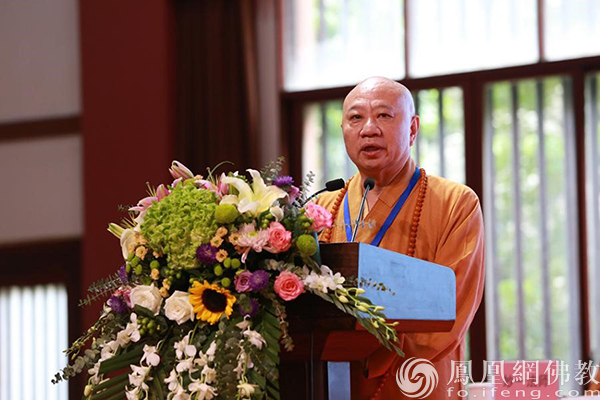 明生法师代表广东省佛教协会致辞（图片来源：凤凰网佛教）