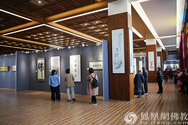 与会嘉宾参观日庆佛光书画展