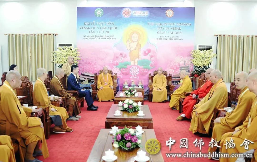 5月6日中午，演觉法师与越南佛教教会咨议委员会法主智广长老交流座谈